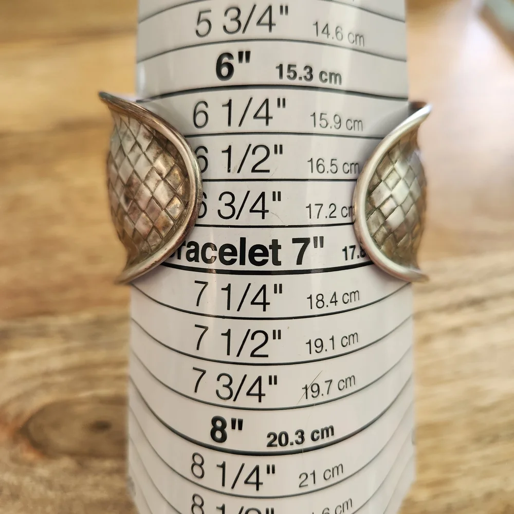 Elegant Sarda Silver Cuff Bracelet - Picture 5 of 9